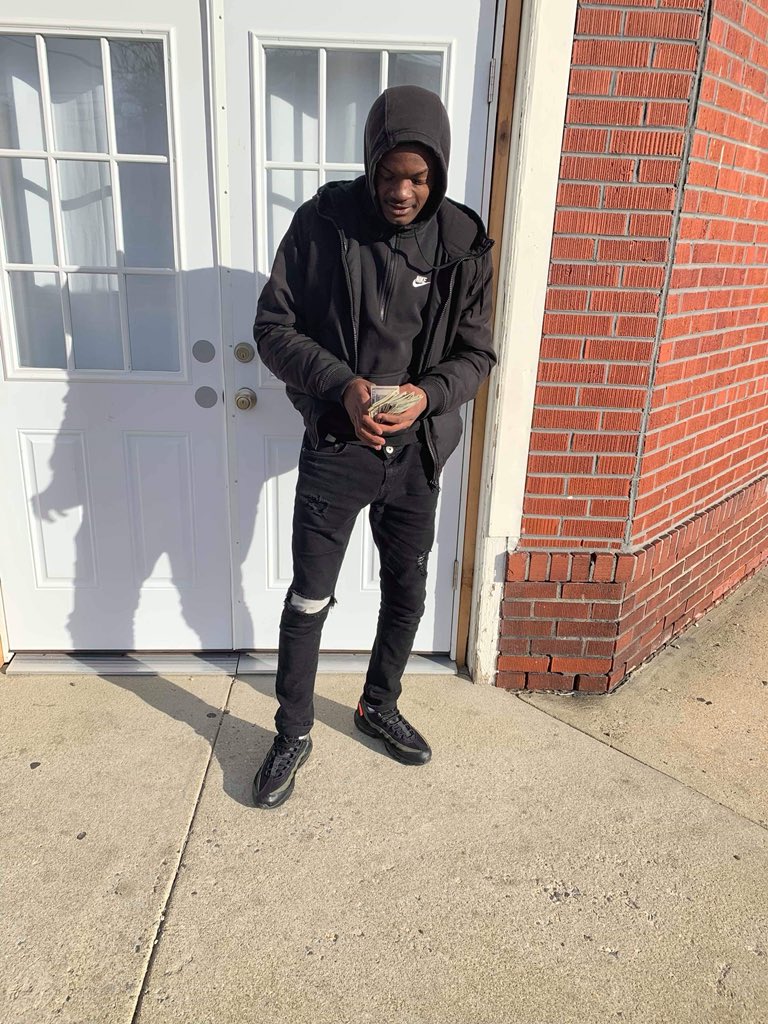 Glizzy303's tweet photo. Fell in love wit the money at first sight ❌🧢 https://t.co/RpQ1FU8Ra5