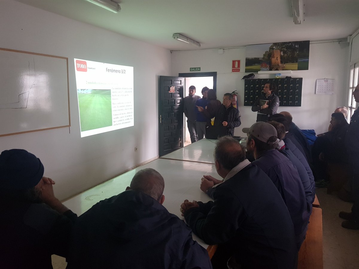 AgronomyRCV's tweet photo. No hay mejor combinación que.. #greenkeepers y #mecanicos @RcValderrama, @ToroGolf #jefemecanica #responsables #riversa para entender, mejorar, #motivar.. hacer más grande una plantilla, un equipo, una marca. Que importante son este tipo de iniciativas! https://t.co/RGohxogB5I