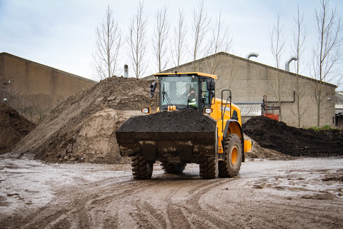 On site with MJ Teale Ltd. checking out their new @HyundaiCEE HL955 loading shovel.

Weighing in at 15,100Kg with a standard bucket capacity of 3m3, the HL955 is proving very popular in recycling yards throughout the UK.

#hyundai #loadingshovel #wheelloader #molsonequipment