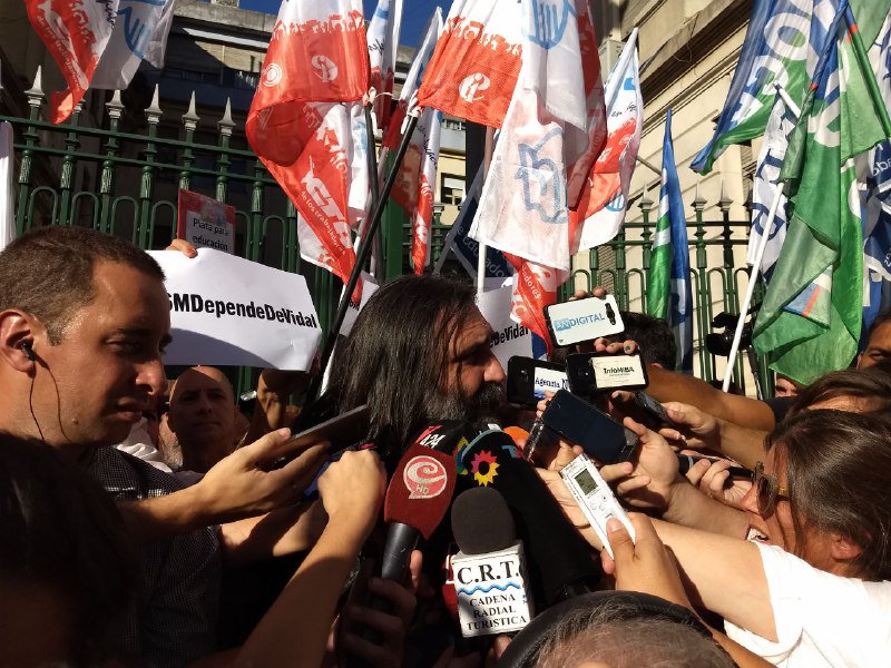 SUTEBAProvincia's tweet photo. "Vamos a pedir un 15% del año pasado y este año vamos a pedir clausula gatillo ¿Que hubiera pasado si firmábamos el 15% que nos ofrecieron en marzo del año pasado? Por eso decimos que no vamos a firmar una paritaria a la baja" @RobiBaradel en el ingreso a la reunión paritaria https://t.co/cIvJ4Dkgz9