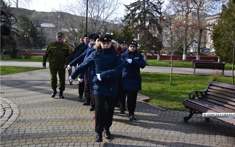 CrimeaUA1's tweet photo. В Крыму все стабильно: "В Керчи учащиеся лицея почтили память воинов-интернационалистов". Это чтят тех дидов, которые пачками за интересы недоымперии гибнут за пределами россии. На шабаше дети в военной форме - куда же без этого https://t.co/FRZwy3cxOu https://t.co/geoqBHj8LG