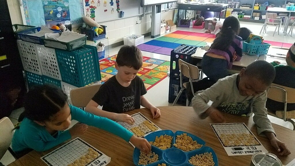 Glenallan1st's tweet photo. HAPPY #100DAY of school! #Firstgrade celebrating with some #stemcentric activities @GlenallanES @Glenallan_PTA https://t.co/y8Pu5wWKwt