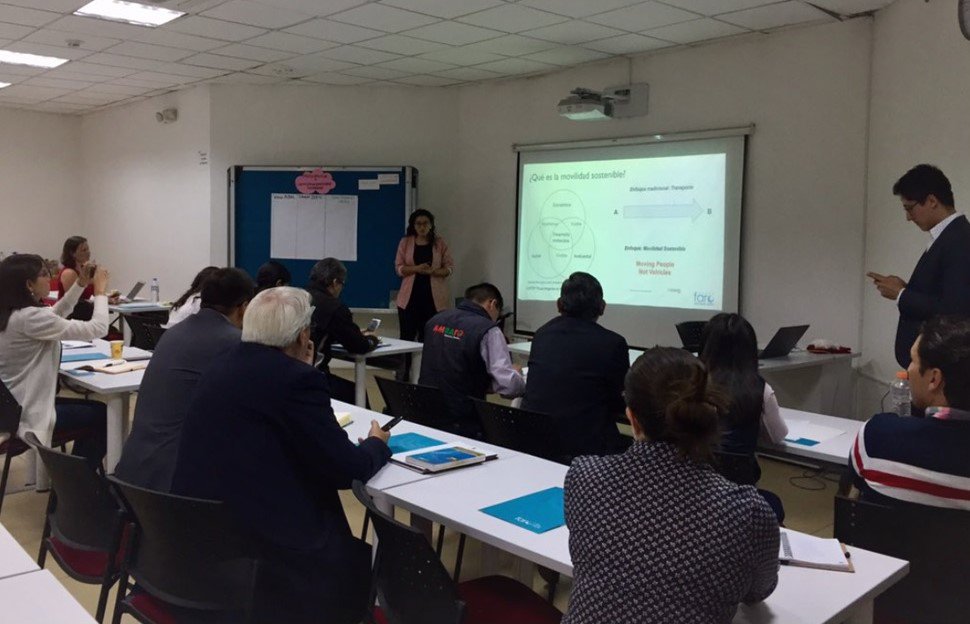 GIZEcuador's tweet photo. [INICIA] Taller de Arranque del #LabUrbanoAmbato a cargo de @GrupoFARO en el marco del programa #CiudadesSostenibles de @GIZEcuador , junto al @gadambato https://t.co/z0cJ18mZVI