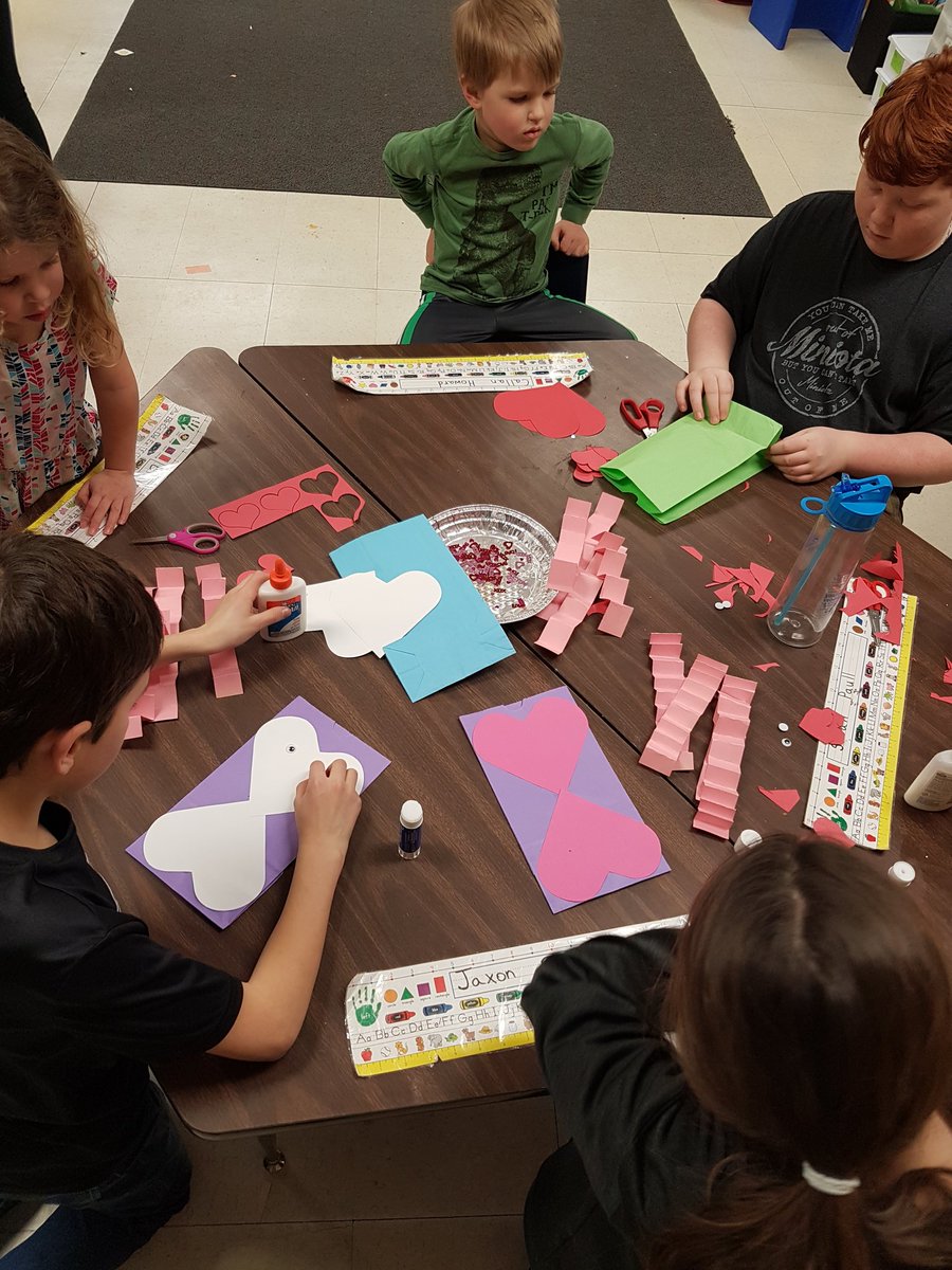 paullsclass's tweet image. A twist on &apos;Warm Your Heart Wednesday&apos;.  Love watching my gr.5/6 student interact with their Kinder Buddies. A great learning experience for everyone. 
@SELebrateYOU 

#parkwestsd #multigrade #grade5 #grade6 #SEL