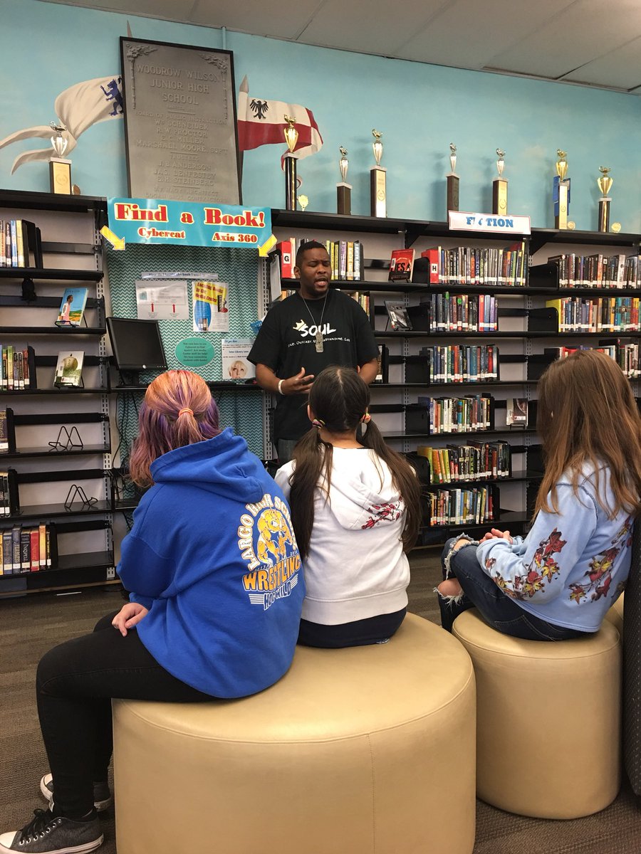 WilsonMSLibrary's tweet image. Guest Poet Wally B. interacts with Poetry Club students.  Helping students find their voice with a performance and workshop. #HubofSchool #spokenword