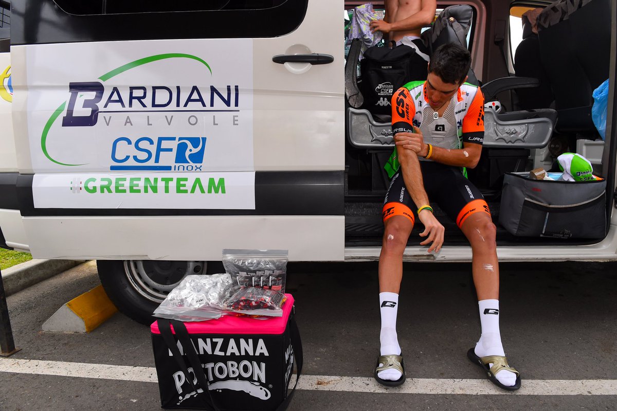 mircomaestri9's tweet image. Proteggiamoci va 😅☀️! @bettiniphoto @bardiani_csf #raggiuv #bardianicsf #greenteam #paperino