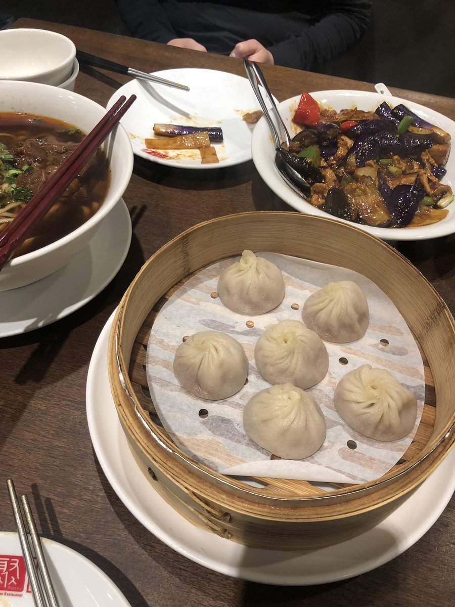 dezchen's tweet photo. Checking out foot traffic west Robson street area and forgot they had a #Dinesty #shanghainesefix https://t.co/4QPRqhThMt
