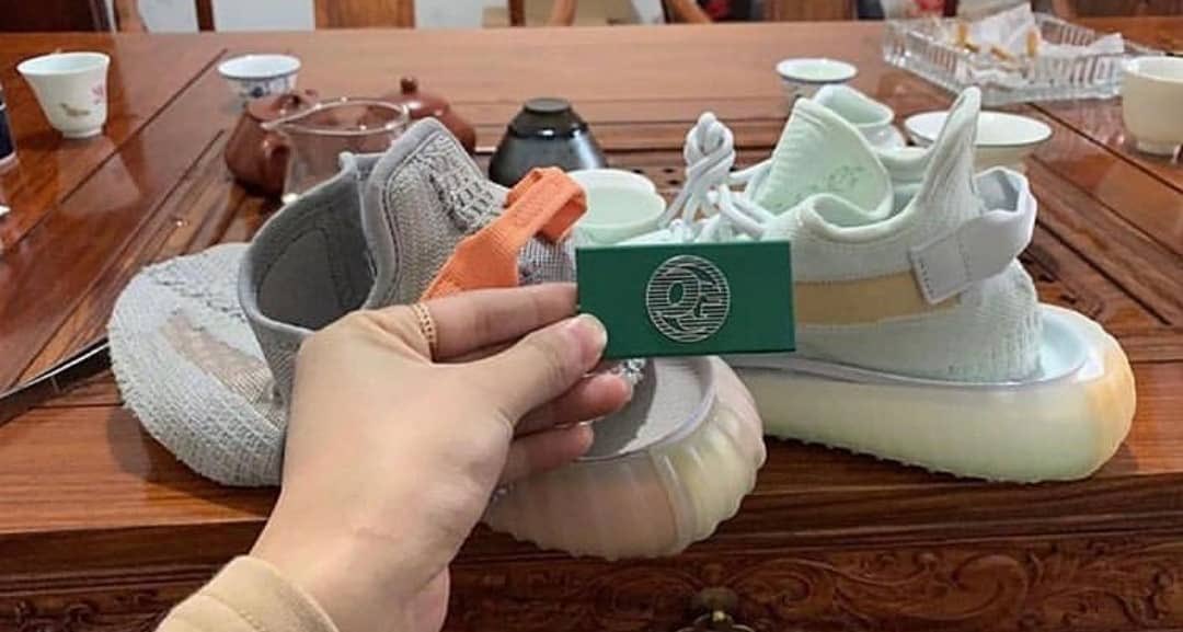 EarlyCop's tweet photo. True Form or Hyperspace ? 
Comment your choice 👇

Follow @earlycop.

#hypebeast #yeezy #fashionista #fashion #airmax #luxury #yeezyboost #solecollector #offwhite #kicksoftheday #igsneakercommunity #sneakers #kicks #kicksonfire #sneakerhead #complexkicks #nicekicks #kickstagram https://t.co/kCosJJm1hK