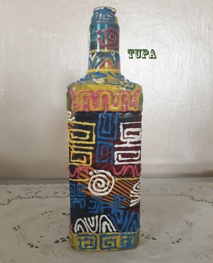 fabenigeria's tweet image. Just take a look at those bottles
They were discarded bottles, now Upcycled into beautiful pieces of style.

Because they love culture, their Afrocentric Bottle Vases are designed with motives that can be traced to the rich culture of southern Nigeria 🇳🇬 

#UpcycleHourWithFABE