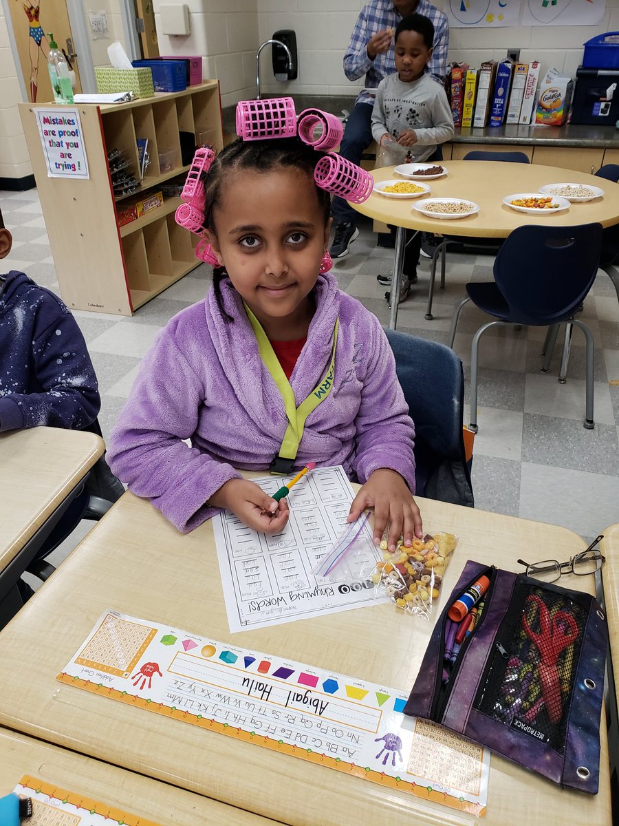 KinderWatts17's tweet photo. Such fun, celebrating the 100th day of school!  I wish I had videotaped these "100-year-olds" walking down the hall! #WeareVincentFarm https://t.co/QXN67xobuD