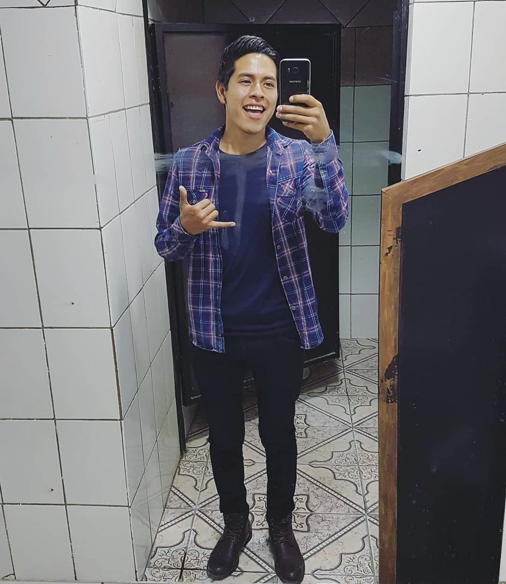 Un guapo viendo a otro guapo 😏