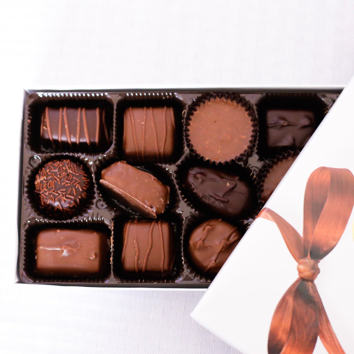 Are chocolates still trending for Valentine? I think we all deserve a box of chocolates everyday ❤!
What is your favorite chocolate flavor?
📷: <a href="/MeetMariam/">Mariam Al-Shaikh</a>