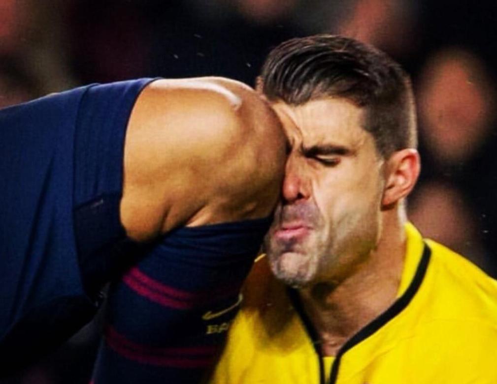 AS_madelpozo's tweet photo. Venimos de un sistema que en España no pita como falta un rodillazo en la cara a un portero y se extrañan de que la UEFA aplique bien el protocolo VAR y señale un fuera de juego que sí es. Ese es el nivel https://t.co/OAxB6JjzjL