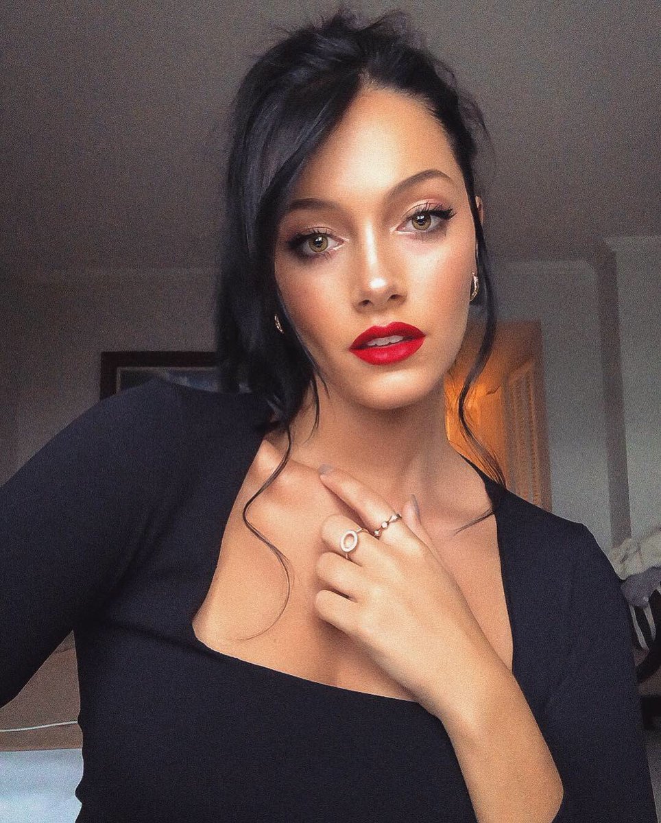 orisabatini's tweet photo. Almost Valentine’s ❤️🥀 https://t.co/x8SLw3J0qD