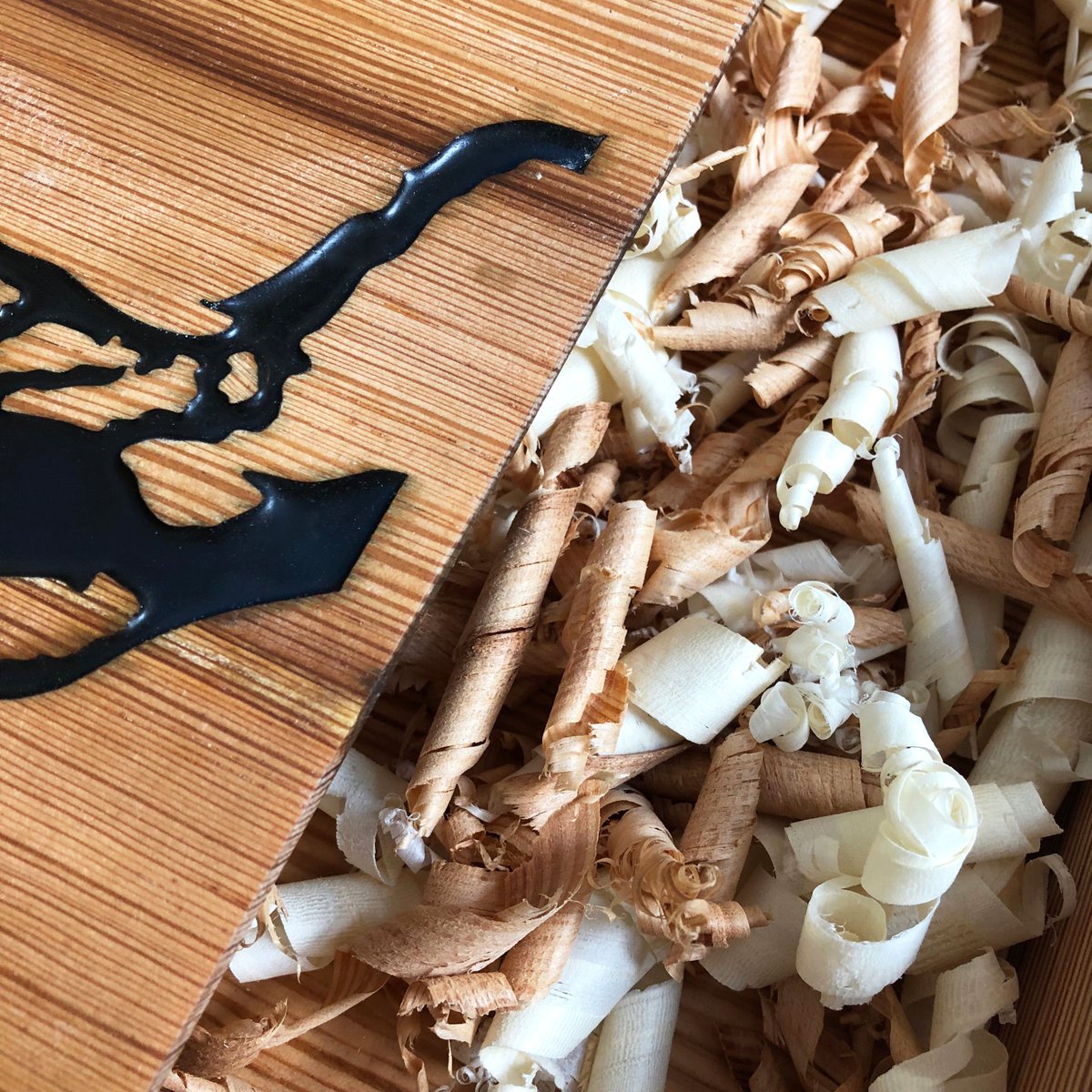 DesignFugitives's tweet image. What better way to pay homage to the lumber industry in Wisconsin by crafting a custom pine gift box with a resin-poured Wisconsin River and lovely little plane curls for filler? #ArtElevates #MilwaukeeMade #DesignFugitives