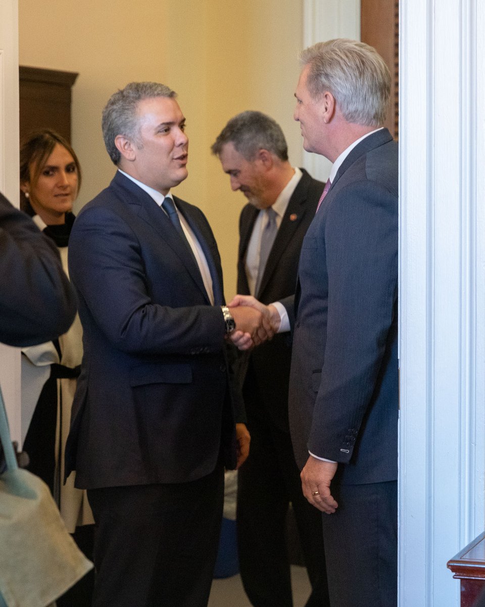 I extend my hand of support to President @IvanDuque of Colombia. We reaffirmed our desire to:
→ see democracy restored for the people of Venezuela
→ make sure terrorist orgs are denied safe harbor
→ bring justice to those involved in illegal drug trade
#DuqueEnEEUU 🇨🇴🇺🇸