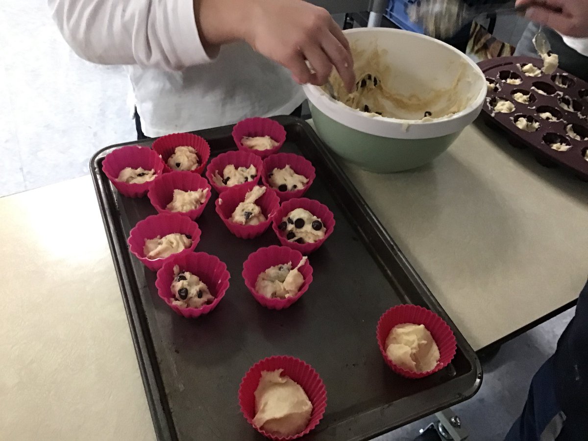YYC_ce2's tweet image. #ClasseDuGout
La semaine dernière, nous avons préparé des muffins à la vanille, à l’orange et aux pépites de chocolat.
Voici notre dégustation.
La maîtresse pour la classe