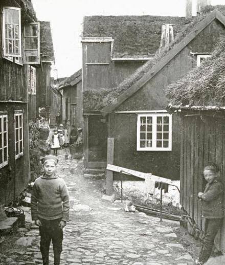 Lovely photo of the same streets sometime during the first quarter of the 20th century. It looks remarkably similar to the streets of today.