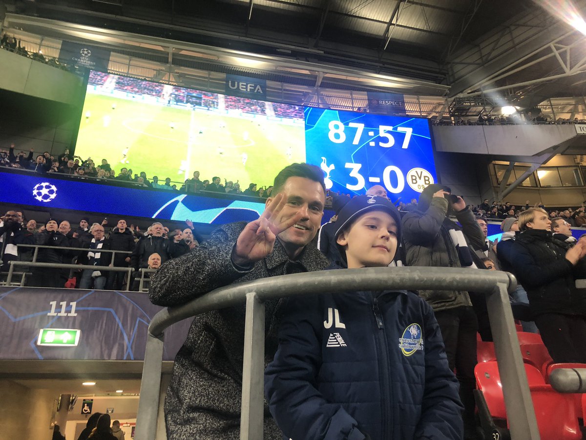 PrimalMovements's tweet photo. How can you not love Mauricio Pochettino, has time for everyone🔥⚽️ @SpursOfficial #COYS #THFC #Tottenham #SpursBVB #Spurs https://t.co/hwkrLasagJ