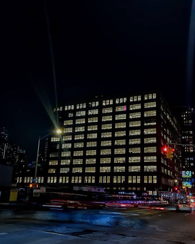 enzoem's tweet photo. Nighttime in the city. One of these windows is not like the other #night #ny #nyc #hellskitchen #brokenpattern https://t.co/9ehn5UcNfG https://t.co/RIMRFBo1W5