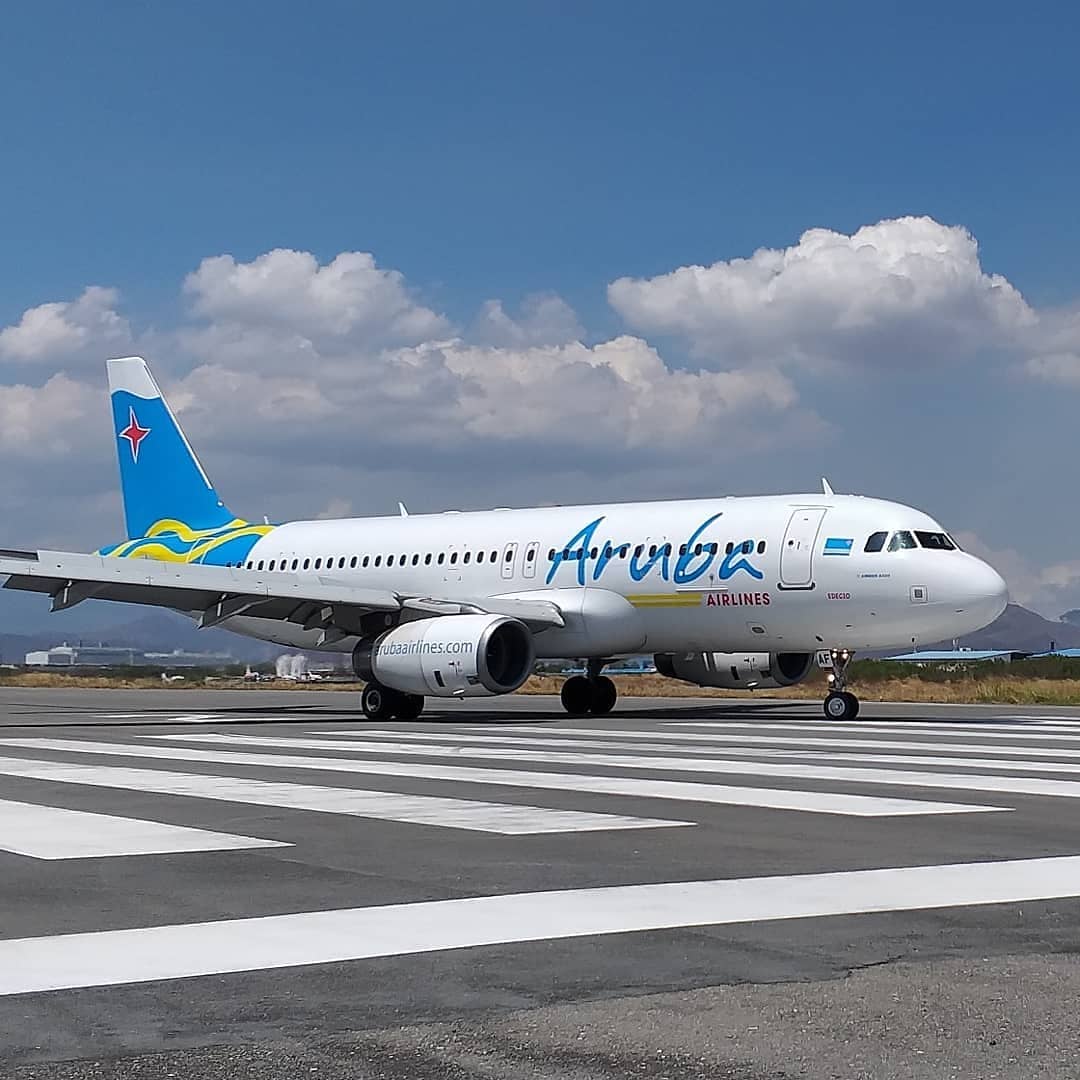 ArubaVln's tweet photo. Nuestro A320 "Edecio" arribando a la ciudad de Valencia.
.
Fotografía cortesía: @ricardo_barman
. 
Sea Nuestro Invitado...!
. 
#ArubaAirlines #SeaNuestroInvitado #Valencia #Avgeek #aviationgeek #Aruba #Bonaire #Curaçao #Miami #svva #aviation #aviacion #valencia #Venezuela https://t.co/S5aJ8MmFMP