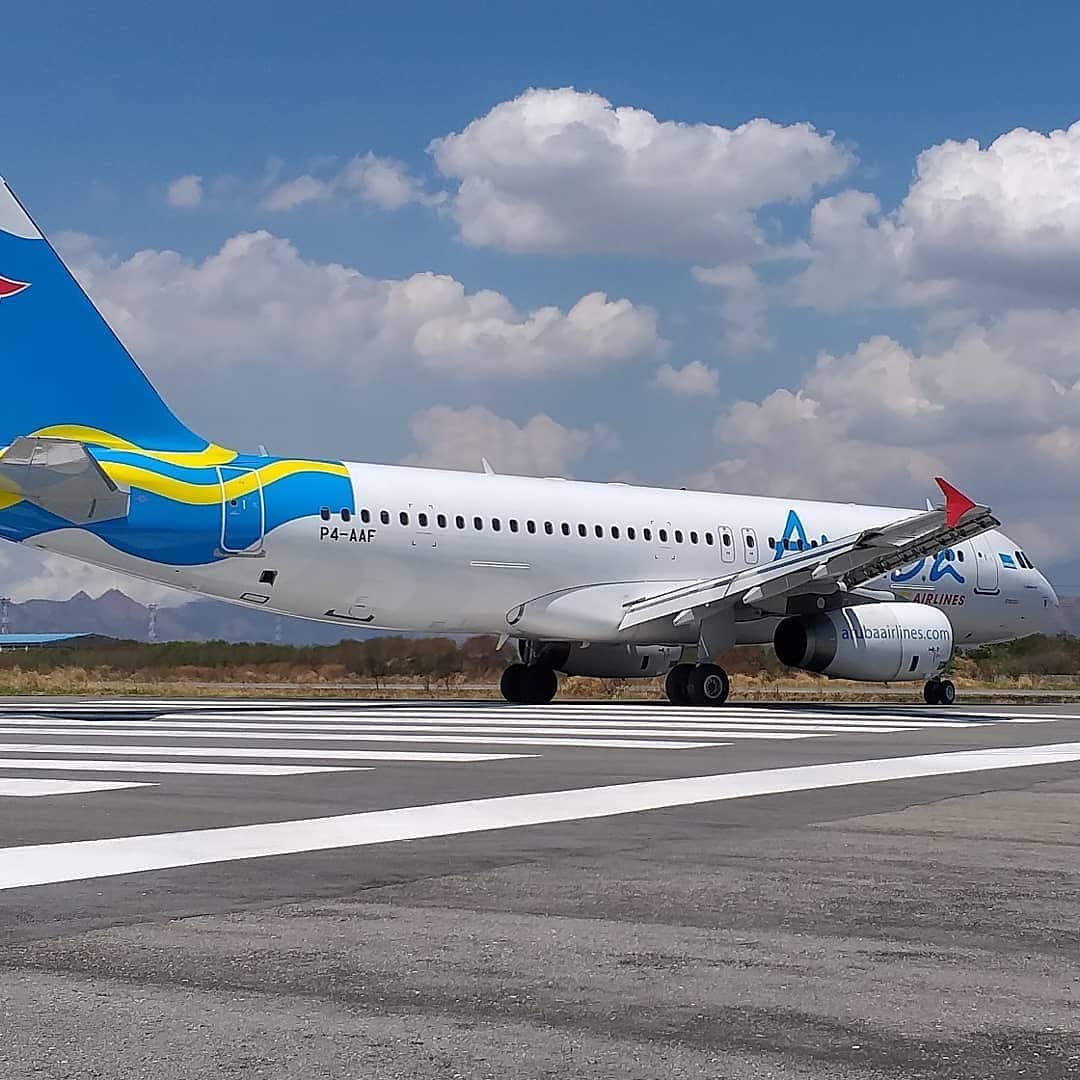 ArubaVln's tweet photo. Nuestro A320 "Edecio" arribando a la ciudad de Valencia.
.
Fotografía cortesía: @ricardo_barman
. 
Sea Nuestro Invitado...!
. 
#ArubaAirlines #SeaNuestroInvitado #Valencia #Avgeek #aviationgeek #Aruba #Bonaire #Curaçao #Miami #svva #aviation #aviacion #valencia #Venezuela https://t.co/S5aJ8MmFMP