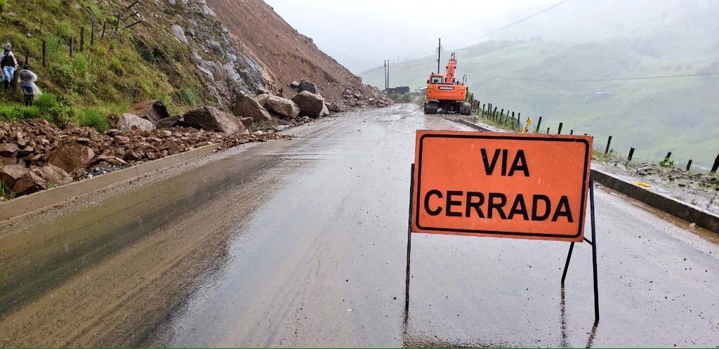 [ATENCIÓN] 

La vía principal #Loja - #Zamora se cierra al tránsito vehicular de:17:00 (hoy) hasta 06:00 (jueves 14 de febrero)

Paso alterno: El Retorno - La Fragancia por la vía antigua, solo para vehículos livianos.