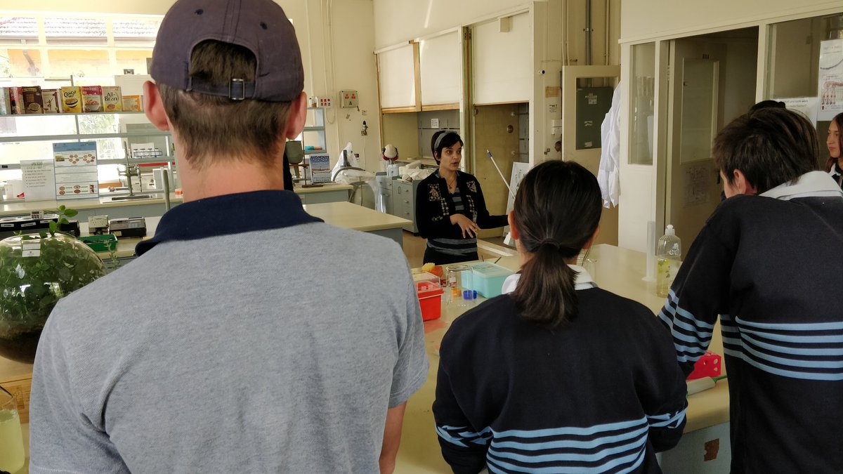 BiancaSciren's tweet photo. Another day, another group!
@ProfessorRimu at the helm today
#dna #STEM #scicomm #waitecampus
#WhyWaite
@waiteresearch @UniofAdelaide https://t.co/0bQCbHrDC3