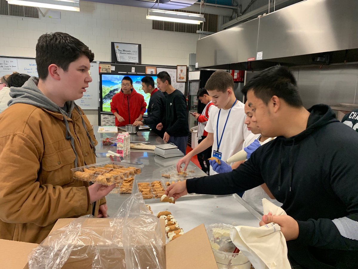 WarehamPS's tweet photo. The Key Club and Global Ed Club team up with our Chinese Exchange students to decorate the Cafeteria for Valentines Day and prepare breakfast for tomorrow❤️🌹💝#positivelywareham https://t.co/cDw3ZO2lmm