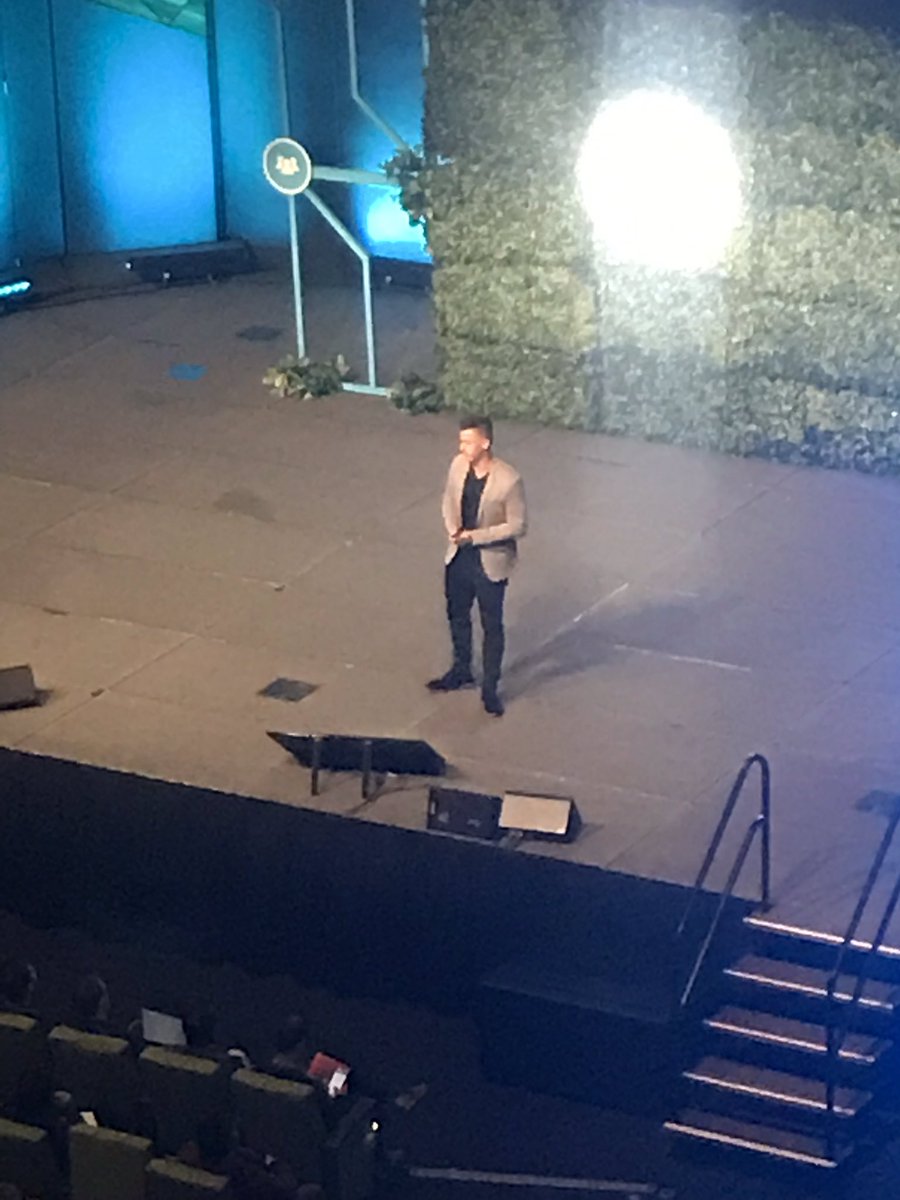 dccoutta's tweet image. We’ve had our fun with #whereshoops over the year but here he is presenting in front of 1,000 people at #XeroRoadshow #XeroRoadshow19 an absolute jet account manager.  @MarkHooperCA @LaurenMichWood @Jeremy_SuttonCA @sophieijackson