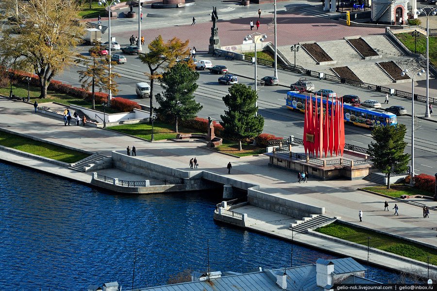 Глава Екатеринбурга Александр Высокинский заявил, что Краснознаменную группу вернут на прежнее место до конца 2019 года. Глава города: "Группа варварски была срезана, но мы обязательно ее восстановим в прежнем виде." 

Спасибо уральским товарищам из СВ за активную работу.