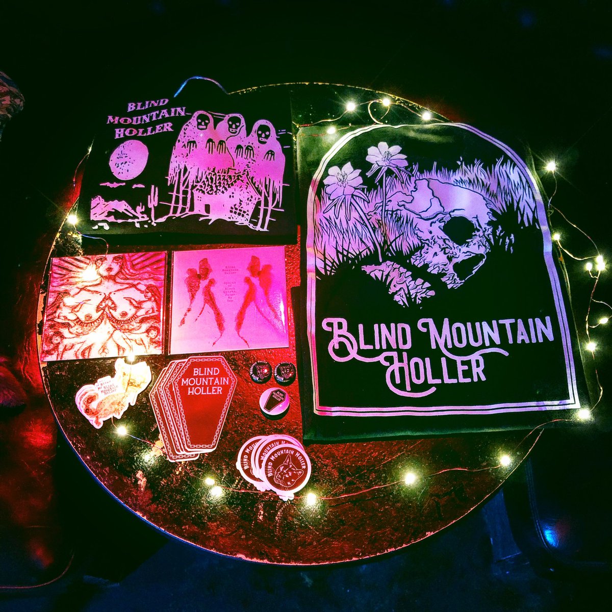 BlindHollerFolk's tweet photo. Next time you come see Blind Mountain Holler make sure to stop by our cute as shit merch table and stock up on all of your merch needs!
#stickermule #pr3ssgang #atomicdisc #dangerstranger #kustomkoozie #blindmountainholler #bmhmerch #merchtable #hollerfolk #darkamericana https://t.co/dceOphf6D8