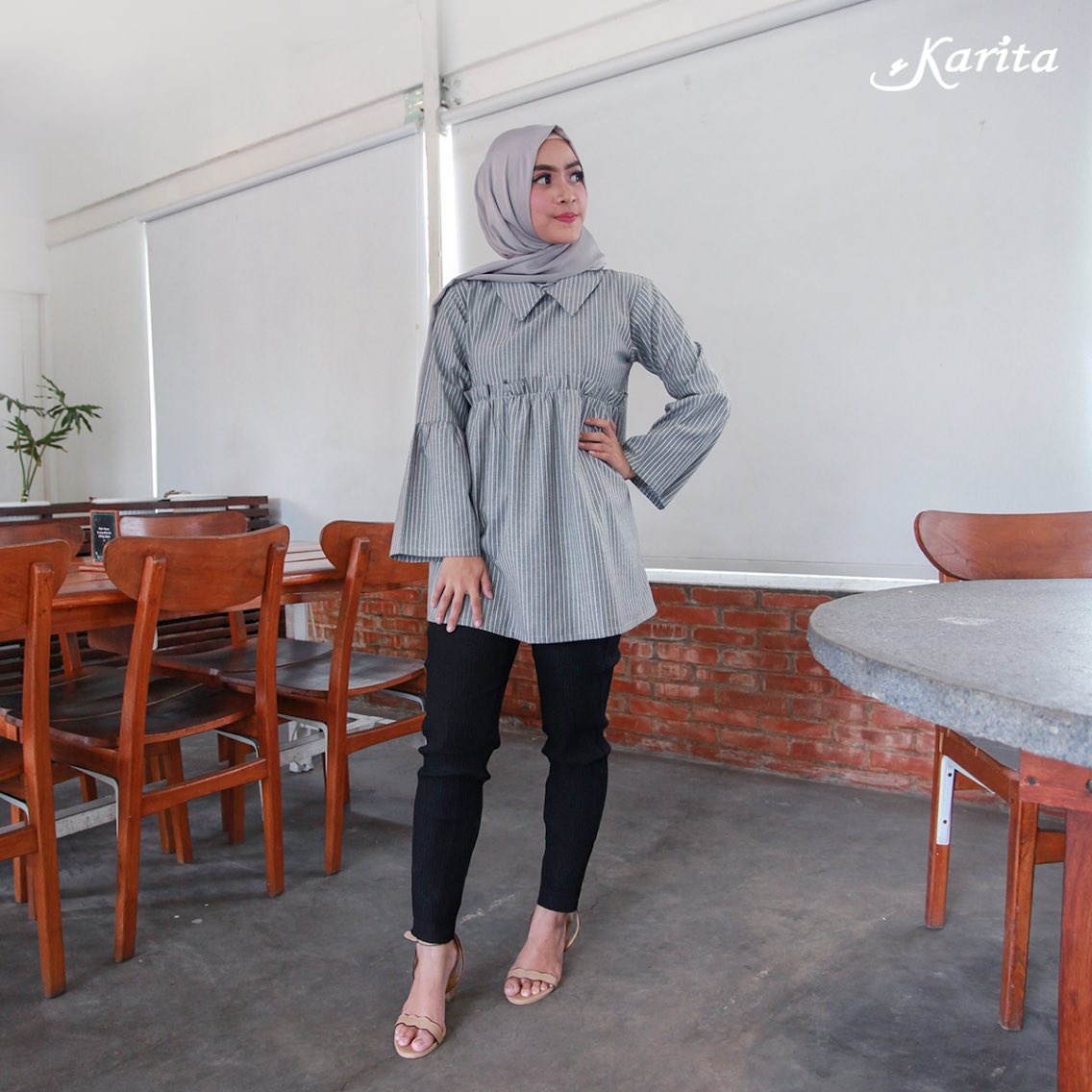 karitaid's tweet photo. Memakai ruffle top seperti ini bisa nunjukin sisi profesionalitas dalam diri kamu! Paduan outfit yang minimalis juga tips number one untuk tampil menyakinkan di depan rekan kerja dan klien. 😉

Yuk, dapetin office-look ini secara online! 😍 https://t.co/GVc7L4jM6H