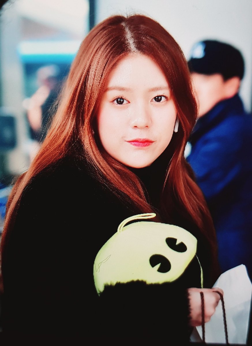 Daisy_time99's tweet photo. 190215 입국 프리뷰

#모모랜드 #데이지 #유정안 #momoland 
#Daisy
@MMLD_Official 

ㅋㅋㅋㅋㅋㅋㅋㅋ귀여워서 나 좋아 쥬것다 헷 https://t.co/UdnFu3VgDx