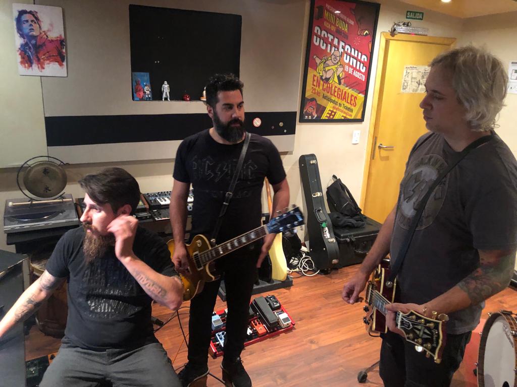 Cada vez falta menos !!!
Se vieneeeee.....
<a href="/pabloname/">Pablo Name</a> y Caio con <a href="/tanobonadio/">mariano bonadio</a> en <a href="/RecordsMCL/">MCL Records</a> !!!