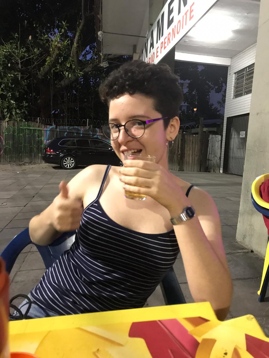 esqu1lofrenia's tweet image. ALEXIA A PESSOA MAIS ENGRAÇADA DO MUNDO 19 anos e cursa fonoaudiologia, vegana e quer o que toda mulher quer, um chá de buceta todo dia antes de dormir
solteira
como podem ver alexia gosta de sentar em mesa de barzinho e ouvir pagode
alexia é canceriana
e cozinha super bem