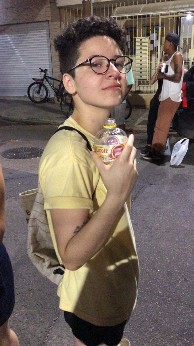 esqu1lofrenia's tweet image. ALEXIA A PESSOA MAIS ENGRAÇADA DO MUNDO 19 anos e cursa fonoaudiologia, vegana e quer o que toda mulher quer, um chá de buceta todo dia antes de dormir
solteira
como podem ver alexia gosta de sentar em mesa de barzinho e ouvir pagode
alexia é canceriana
e cozinha super bem