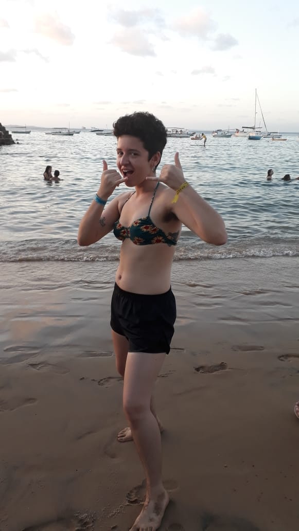 esqu1lofrenia's tweet image. ALEXIA A PESSOA MAIS ENGRAÇADA DO MUNDO 19 anos e cursa fonoaudiologia, vegana e quer o que toda mulher quer, um chá de buceta todo dia antes de dormir
solteira
como podem ver alexia gosta de sentar em mesa de barzinho e ouvir pagode
alexia é canceriana
e cozinha super bem