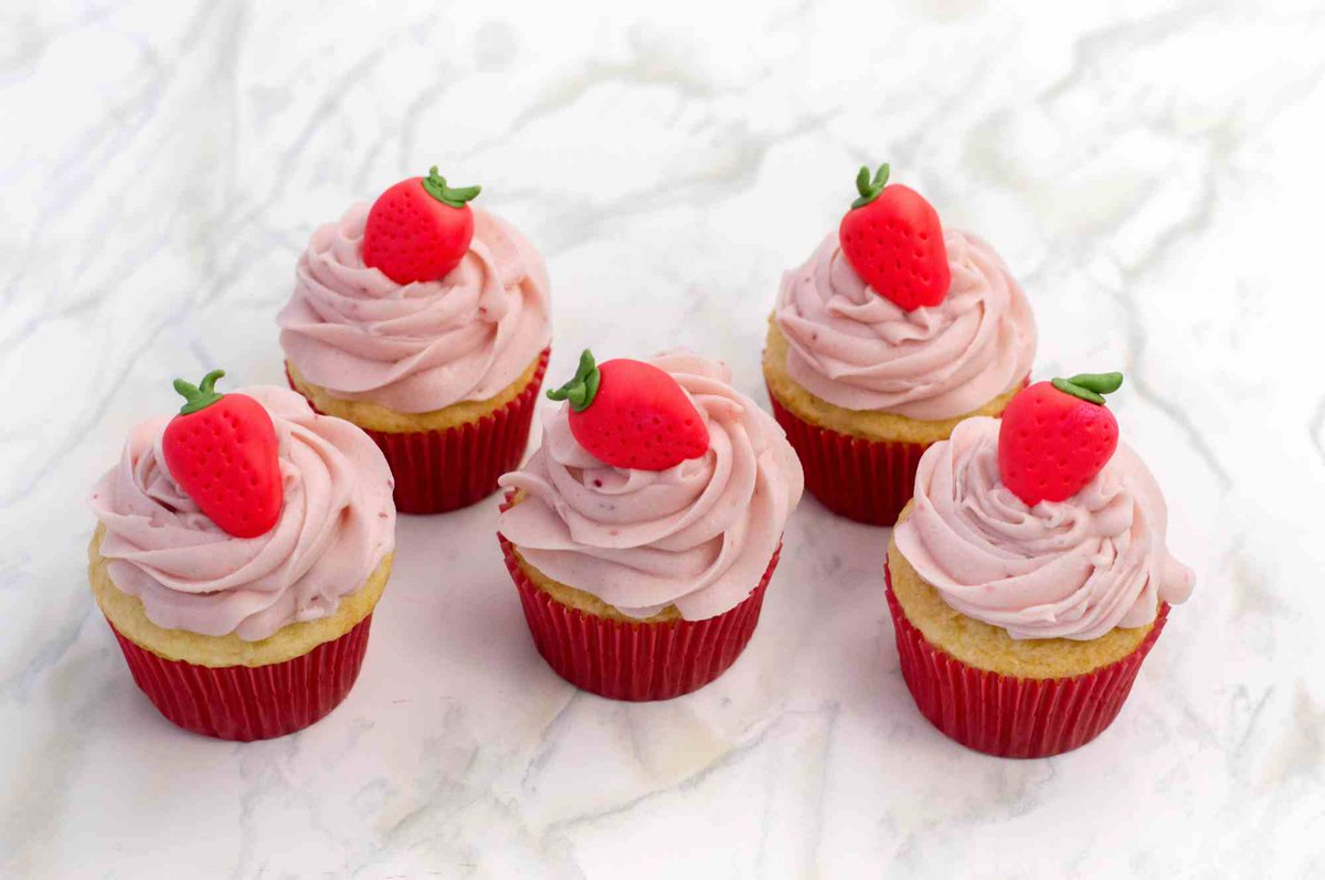 DiscoverSelf's tweet photo. Planning to Bake a Little for #ValentinesDay? Check out some EASY and QUICK #Dessert options like these #Strawberry #Cupcakes #Recipe. #HeartThis #VDaySweets https://t.co/boBWnJfWYX https://t.co/XGlCuqytNq