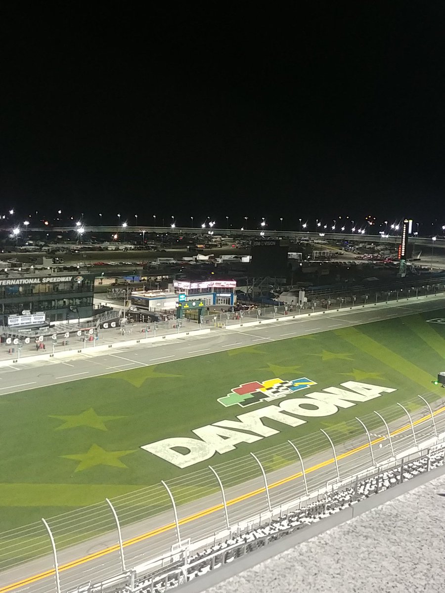g_adkins58's tweet photo. Working late tonight, i dont really mind tho ππ #Daytona #ItsColdTho #MyHandsAreNumb https://t.co/3qVrybGZE7