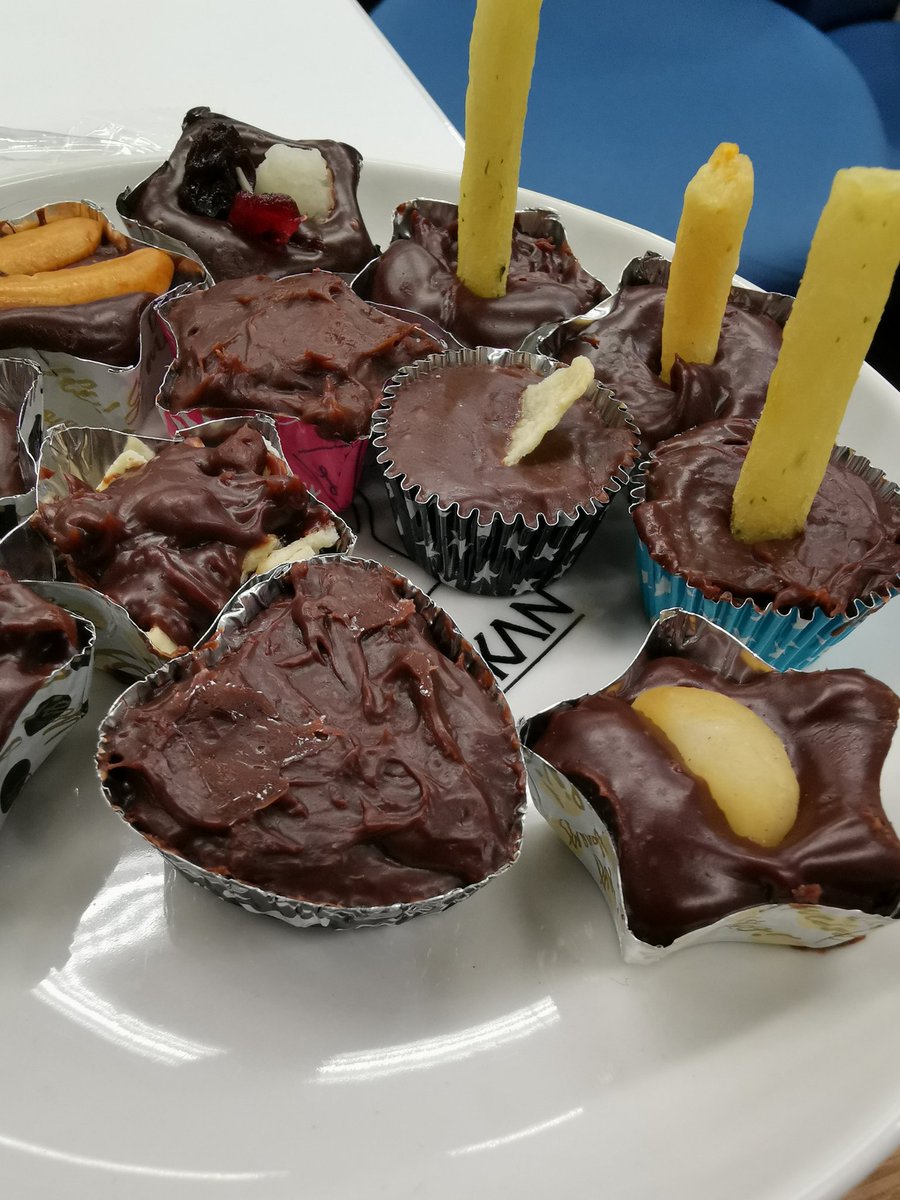 ジェーン スー生活は踊る Tbsラジオ Ar Twitter コンビニ で手に入るもので 手作りチョコレート 板チョコ 生クリーム で 生チョコ 分量は2対1 湯銭で板チョコを溶かし 生クリームを30秒レンチン 混ぜて冷蔵庫で冷やして完成 動物性生クリームがなければ
