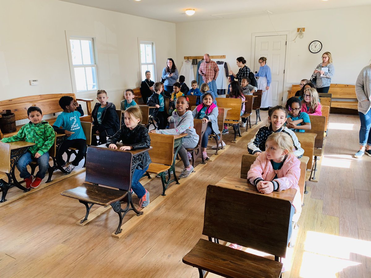 teaguesecond's tweet photo. We got to experience what it was like to be in the classroom as a young pioneer. @SonntagElem @Sonntag_Second @FriscoHeritage https://t.co/QM1QLIys2A