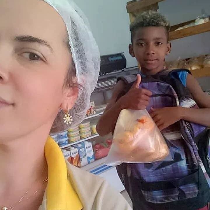 ❤️ "¡Yo creo en él y en un mundo mejor!!!" ❤️ Rosangela Amaral, propietaria de una panadería, decidió ayudar a un huérfano llevandolo a la escuela, motivandolo a estudiar a cambio de comida y estar pendiente de el! 😍👏 Una historia digna de RT!! 👏❤️.
#Repost @malltvpty