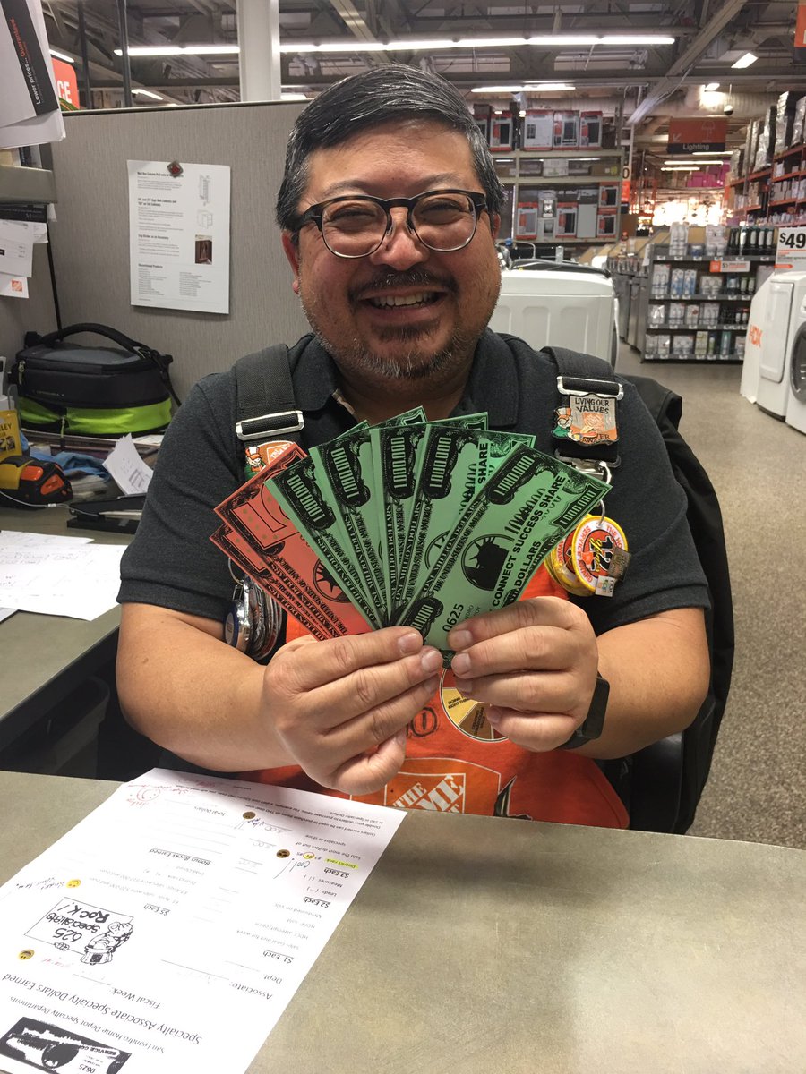 0625Leandro's tweet photo. K/B Designer Apollo showing off his specialty dollars earned for Fiscal week 1 sales of 30k+  !!Awesome job 😃 !    We appreciate u ! 🍊❤️ https://t.co/fIWGfRwSUL