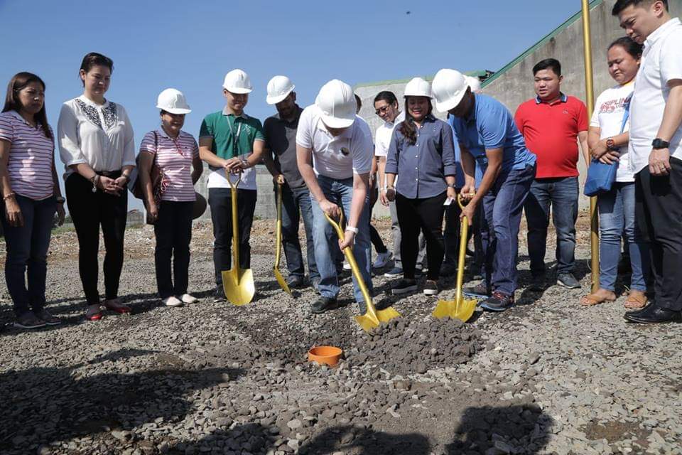valenzuelacity's tweet photo. #HappeningNow
Bilang bahagi ng ating ika-21 Charter Day, pinangunahan ni Mayor @rex_gatchalian ang groundbreaking ceremony ng ikatlong Disiplina Village sa Brgy. Lingunan na may sukat na 2.5 ektarya.
#VC21CharterDay
#DisiplinaVillage
#DVLingunan
#TuloyTuloyAngAsenso https://t.co/WRXHWywngP
