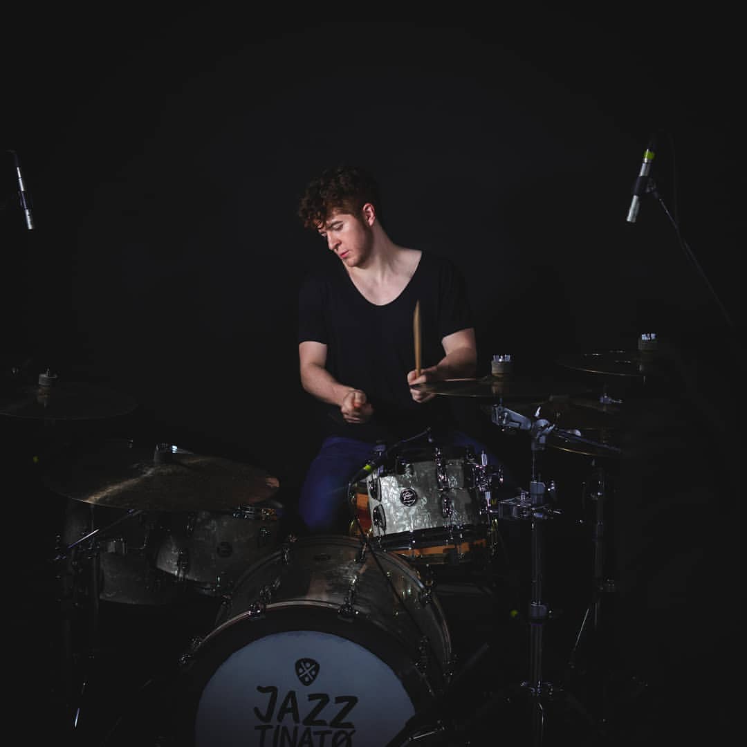 Que tal su dia chicas?
Ya miraron a <a href="/Alfre_Drums/">AlfreDrums</a> de su fondo de pantalla 😍