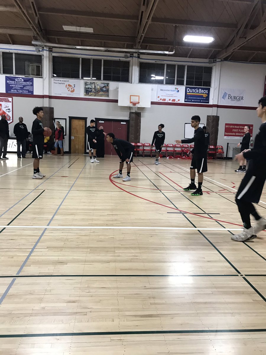 LGA boys getting ready for their first playoff game!  <a href="/AthleticsNusd/">Natomas Unified District Athletics</a> <a href="/SOSHerreraA/">Angela Herrera</a> @LeroyGreeneFitz