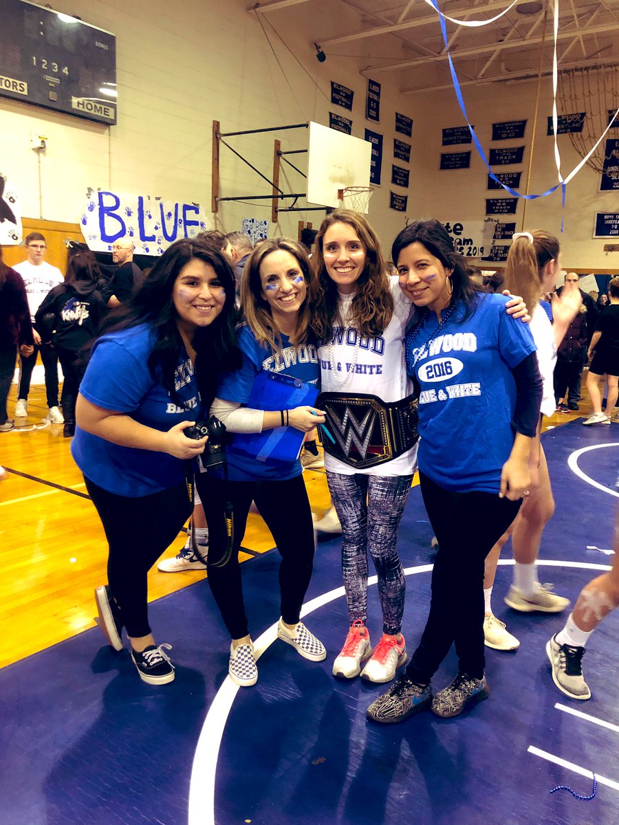 WoLa taking over blue + white night!!!!! love our department!!!!! 🌎 @senorav_coachv <a href="/SignoraFranco/">Signora Franco (Coach Franco)</a> #srtamontero #WorldLanguage