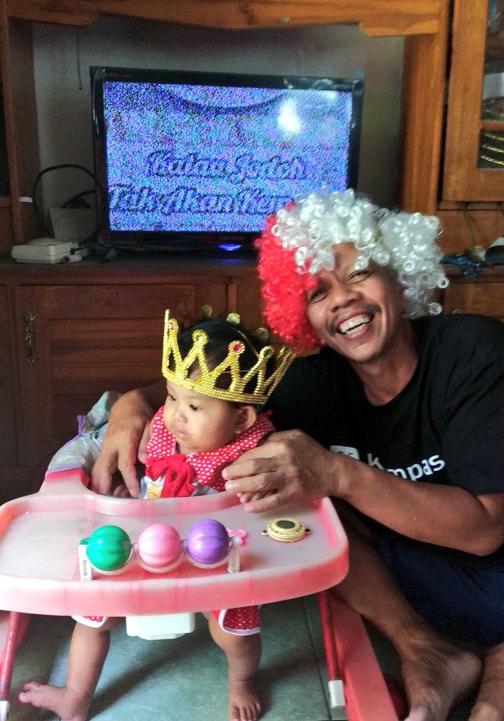 LisyaVanBarru's tweet photo. Cucu dan kakek gak mau ketinggalan nih 👶👴 Meskipun TVnya agak kesemutan 🐜📺 🐜, tapi percaya deh Mbak seus dan mas brur, kami lagi nonton @CCTV_TRANS7 @news_trans7 😍 kalian juga harus nonton yah, Setiap pagi jam 9.30 Senin-Jumat 😍
@Melly_Fahma
@dirmawan_zein
@indrap86 https://t.co/BdM3GNvZGC