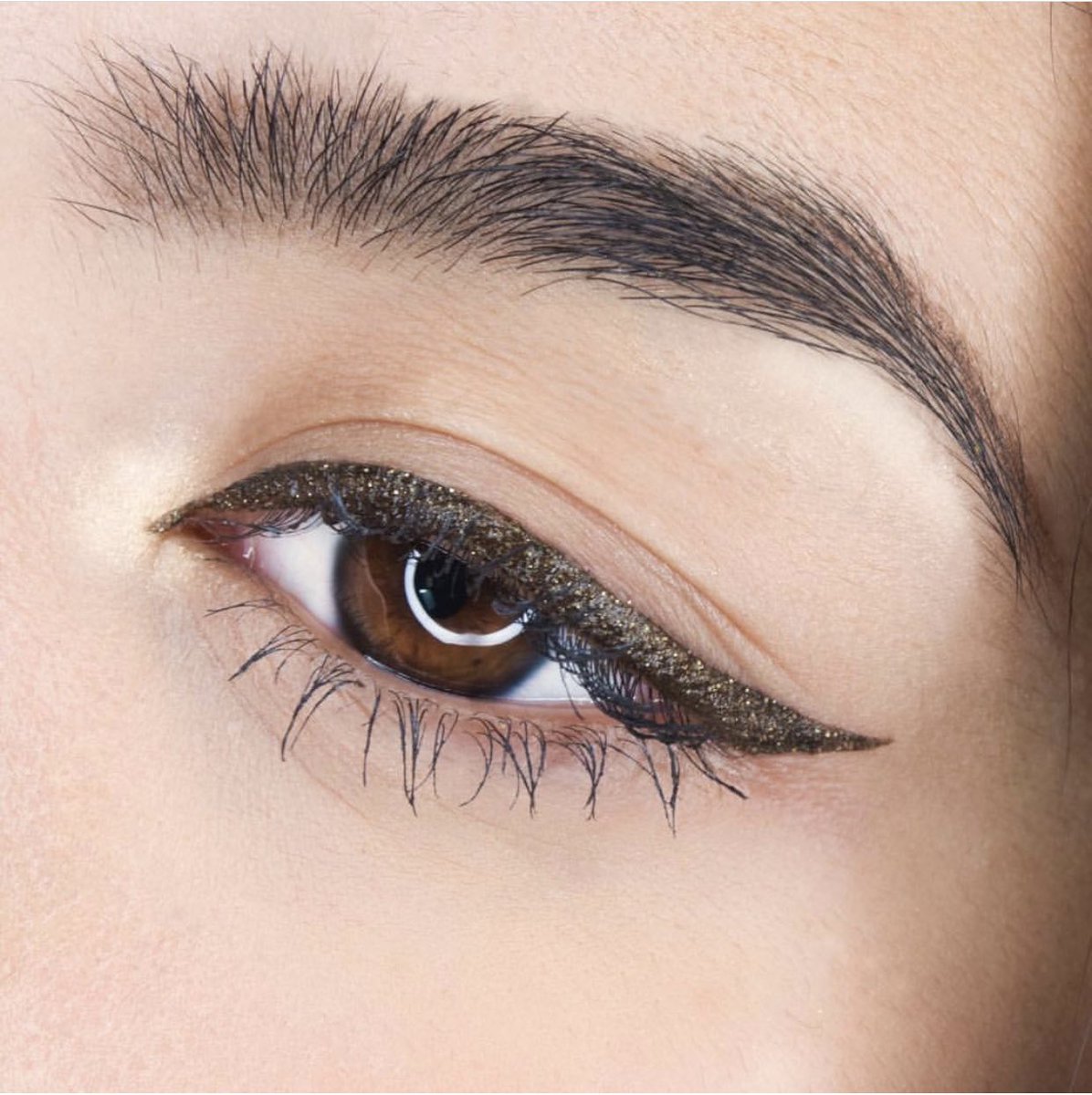 senegence's tweet photo. Limited Edition EyeSense Shimmer in Gilded ✨

Its formula is alcohol-free, ideal for those with sensitive eye-areas 
.
.
.
#eyesense #eyesenseshimmer #gilded #gildedeyesense #gildedeyesenseshimmer #brown #gold #eyeliner #wingedeye #wingedeyelook #wingedeyemakeup #makeup #mua https://t.co/fOnEIeiKMP